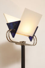 Jednopunktowa lampa połogowa "Triana" z kloszem złożonym z czterech szklanych płytek i z granatowymi półprzepuszczalnymi trójkątnymi uchwytami z tworzywa osadzonym na długim metalowym czarnym ramieniu, Postmodernizm i styl Memphis, projekt Perry King & Santiago Miranda dla Arteluce, Włochy, lata 80. - obrazek 7