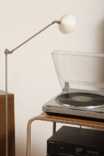 Srebrna minimalistyczna jednopunktowa metalowa lampa podłogowa z ruchomym ramieniem i szklanym mlecznobiałym kloszem w kształcie stożka, Pola Amstelveen, Holandia, lata 80. - obrazek 10