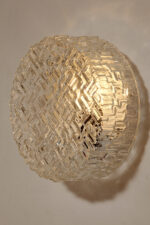 Szklany jednopunktowy okrągły przezroczysto lodowy kinkiet/lampa ścienna "Matrix" z geometrycznym i minimalistycznym wzorem osadzony na metalowej białej obejmie, Niemcy, lata 70. - obrazek 9