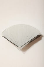 Jednopunktowa lampa ścienna/kinkiet ze szklanym płaskim mlecznobiałym kloszem w kształcie wachlarza osadzonym na metalowej czarnej podstawie, styl Memphis, Włochy, lata 80. - obrazek 9