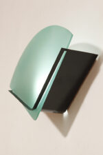 Jednopunktowa lampa ścienna/kinkiet z płaskim zielonym szklanym kloszem w kształcie wachlarza osadzonym na metalowej czarnej podstawie, styl Memphis, Włochy, lata 80. - obrazek 9