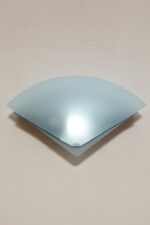 Jednopunktowa lampa ścienna/kinkiet z płaskim niebieskim szklanym kloszem w kształcie wachlarza osadzonym na metalowej czarnej podstawie, styl Memphis, Włochy, lata 80. - obrazek 8