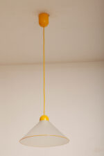 Szklana jednopunktowa lampa sufitowa z mlecznobiałym matowym częściowo reliefowym klosze w kształcie stożka z żółtymi dodatkami i podsufitką, Włochy, lata 80/90. - obrazek 11