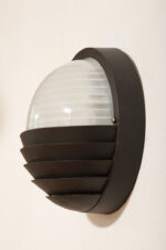 Dwupunktowa okrągła outdoorowa lampa ścienna/kinkiet ze szklanym reliefowym mlecznobiałym kloszem w czarnej w połowie ażurowej oprawie z tworzywa, firma Prisma, Włochy, lata 80/90. - obrazek 9