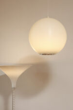 Jednopunktowa mlecznobiała duża (40 cm) lampa sufitowa z tworzywa w kształcie kuli z aluminiowym srebrnym odbłyśnikiem na dole, Philips, Holandia, lata 90. - obrazek 8