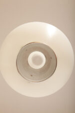 Jednopunktowa mlecznobiała lampa sufitowa z tworzywa w kształcie kuli z aluminiowym srebrnym odbłyśnikiem na dole, Philips, Holandia, lata 90. - obrazek 9