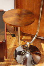 Jednopunktowa chromowana lampa podłogowa z ruchomym ramieniem z regulacją wysokości, fornirowanym w orzechu okrągłym blatem i szklanym kloszem w kształcie kuli, Art Deco/Bauhaus, projekt Robert Slezák z lat 30. XX wieku - obrazek 8