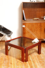 Kwadratowy niski stolik kawowy/pomocnik/stolik boczny na drewnianej konstrukcji o lekkim wiśniowym zabarwieniu ze szklanym dymionym w ciepłym odcieniu grubym blatem, projekt Afra i Tobia Scarpa dla Cassina, Włochy, lata 60. - obrazek 8