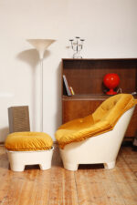 Szeroki fotel z podnóżkiem w stylu Space Age/Mid Century Modern w żółtym welurowym obiciu na białych lekkich cokołach z włókna szklanego, Włochy, lata 60. - obrazek 9