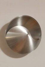 Srebrny lekki jednopunktowy kinkiet/lampa ścienna ze szczotkowanego aluminium "Yin-Yang" TYP C1636, projekt Hermiana Sneydersa de Vogel dla Raak Amsterdam, Holandia, lata 70. - obrazek 8