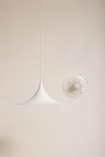 Duża (47 cm) biała metalowa jednopunktowa skandynawska lampa sufitowa/wisząca typu "Kapelusz Wiedźmy", Fog & Mørup, Dania, lata 70. - obrazek 8