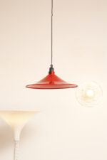 Czerwona metalowa jednopunktowa skandynawska lampa wisząca/sufitowa z czarnym uchwytem nad kloszem i czarną podsufitką, firma Decembre, Finlandia, lata 90. - obrazek 9