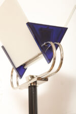 Jednopunktowa lampa połogowa "Triana" z kloszem złożonym z czterech szklanych płytek i z granatowymi półprzepuszczalnymi trójkątnymi uchwytami z tworzywa osadzonym na długim metalowym czarnym ramieniu, Postmodernizm i styl Memphis, projekt Perry King & Santiago Miranda dla Arteluce, Włochy, lata 80. - obrazek 8