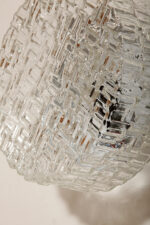 Szklany jednopunktowy okrągły przezroczysto lodowy kinkiet/lampa ścienna "Matrix" z geometrycznym i minimalistycznym wzorem osadzony na metalowej białej obejmie, Niemcy, lata 70. - obrazek 10