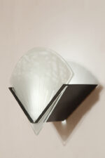 Jednopunktowa lampa ścienna/kinkiet ze szklanym płaskim mlecznobiałym kloszem w kształcie wachlarza osadzonym na metalowej czarnej podstawie, styl Memphis, Włochy, lata 80. - obrazek 10