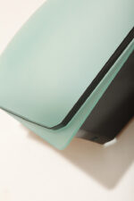 Jednopunktowa lampa ścienna/kinkiet z płaskim zielonym szklanym kloszem w kształcie wachlarza osadzonym na metalowej czarnej podstawie, styl Memphis, Włochy, lata 80. - obrazek 10