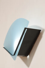 Jednopunktowa lampa ścienna/kinkiet z płaskim niebieskim szklanym kloszem w kształcie wachlarza osadzonym na metalowej czarnej podstawie, styl Memphis, Włochy, lata 80. - obrazek 9