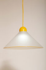 Szklana jednopunktowa lampa sufitowa z mlecznobiałym matowym częściowo reliefowym klosze w kształcie stożka z żółtymi dodatkami i podsufitką, Włochy, lata 80/90. - obrazek 13