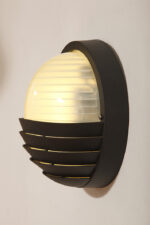 Dwupunktowa okrągła outdoorowa lampa ścienna/kinkiet ze szklanym reliefowym mlecznobiałym kloszem w czarnej w połowie ażurowej oprawie z tworzywa, firma Prisma, Włochy, lata 80/90. - obrazek 10