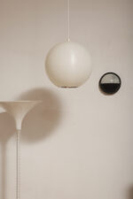 Jednopunktowa mlecznobiała duża (40 cm) lampa sufitowa z tworzywa w kształcie kuli z aluminiowym srebrnym odbłyśnikiem na dole, Philips, Holandia, lata 90. - obrazek 9