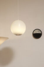 Jednopunktowa mlecznobiała lampa sufitowa z tworzywa w kształcie kuli z aluminiowym srebrnym odbłyśnikiem na dole, Philips, Holandia, lata 90. - obrazek 10