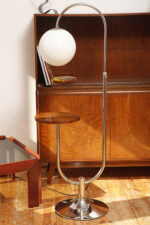 Jednopunktowa chromowana lampa podłogowa z ruchomym ramieniem z regulacją wysokości, fornirowanym w orzechu okrągłym blatem i szklanym kloszem w kształcie kuli, Art Deco/Bauhaus, projekt Robert Slezák z lat 30. XX wieku - obrazek 9