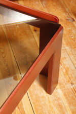 Kwadratowy niski stolik kawowy/pomocnik/stolik boczny na drewnianej konstrukcji o lekkim wiśniowym zabarwieniu ze szklanym dymionym w ciepłym odcieniu grubym blatem, projekt Afra i Tobia Scarpa dla Cassina, Włochy, lata 60. - obrazek 9