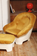 Szeroki fotel z podnóżkiem w stylu Space Age/Mid Century Modern w żółtym welurowym obiciu na białych lekkich cokołach z włókna szklanego, Włochy, lata 60. - obrazek 10