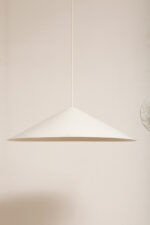 Bardzo duża (64,5 cm) biała minimalistyczna metalowa skandynawska jednopunktowa lampa wisząca, projekt Claus Bonderup i Torsten Thorup dla firmy Focus, Dania, lata 70/80. - obrazek 9