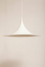 Duża (47 cm) biała metalowa jednopunktowa skandynawska lampa sufitowa/wisząca typu "Kapelusz Wiedźmy", Fog & Mørup, Dania, lata 70. - obrazek 9