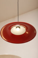Czerwona metalowa jednopunktowa skandynawska lampa wisząca/sufitowa z czarnym uchwytem nad kloszem i czarną podsufitką, firma Decembre, Finlandia, lata 90. - obrazek 10