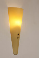 Duża (42 cm)smukła lampa ścienna/kinkiet ze szklanym dwuwarstwowym  jasnożółtym matowym kloszem osadzonym na metalowej oprawie, Steinhauer, Holandia, po 2000 roku - obrazek 11
