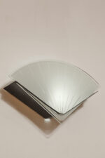 Jednopunktowa lampa ścienna/kinkiet ze szklanym płaskim mlecznobiałym kloszem w kształcie wachlarza osadzonym na metalowej czarnej podstawie, styl Memphis, Włochy, lata 80. - obrazek 11