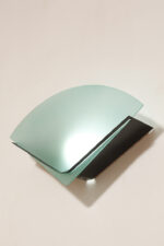 Jednopunktowa lampa ścienna/kinkiet z płaskim zielonym szklanym kloszem w kształcie wachlarza osadzonym na metalowej czarnej podstawie, styl Memphis, Włochy, lata 80. - obrazek 11