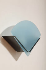 Jednopunktowa lampa ścienna/kinkiet z płaskim niebieskim szklanym kloszem w kształcie wachlarza osadzonym na metalowej czarnej podstawie, styl Memphis, Włochy, lata 80. - obrazek 10