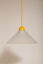 Szklana jednopunktowa lampa sufitowa z mlecznobiałym matowym częściowo reliefowym klosze w kształcie stożka z żółtymi dodatkami i podsufitką, Włochy, lata 80/90. - obrazek 15