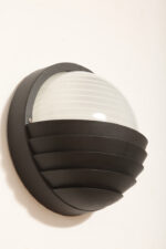 Dwupunktowa okrągła outdoorowa lampa ścienna/kinkiet ze szklanym reliefowym mlecznobiałym kloszem w czarnej w połowie ażurowej oprawie z tworzywa, firma Prisma, Włochy, lata 80/90. - obrazek 11