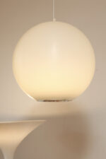 Jednopunktowa mlecznobiała duża (40 cm) lampa sufitowa z tworzywa w kształcie kuli z aluminiowym srebrnym odbłyśnikiem na dole, Philips, Holandia, lata 90. - obrazek 10