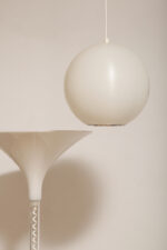 Jednopunktowa mlecznobiała lampa sufitowa z tworzywa w kształcie kuli z aluminiowym srebrnym odbłyśnikiem na dole, Philips, Holandia, lata 90. - obrazek 11