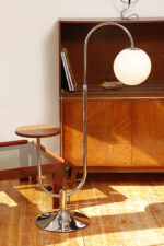 Jednopunktowa chromowana lampa podłogowa z ruchomym ramieniem z regulacją wysokości, fornirowanym w orzechu okrągłym blatem i szklanym kloszem w kształcie kuli, Art Deco/Bauhaus, projekt Robert Slezák z lat 30. XX wieku - obrazek 10