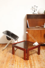 Kwadratowy niski stolik kawowy/pomocnik/stolik boczny na drewnianej konstrukcji o lekkim wiśniowym zabarwieniu ze szklanym dymionym w ciepłym odcieniu grubym blatem, projekt Afra i Tobia Scarpa dla Cassina, Włochy, lata 60. - obrazek 10