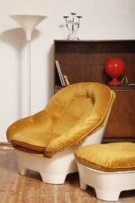 Szeroki fotel z podnóżkiem w stylu Space Age/Mid Century Modern w żółtym welurowym obiciu na białych lekkich cokołach z włókna szklanego, Włochy, lata 60. - obrazek 11