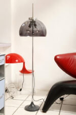 Dwupunktowa filigranowa lampa podłogowa z regulowaną wysokością jasnoszarego klosza z lekkiego półprzepuszczalnego tworzywa/akrylu i metalową grafitową podstawą, Space Age, Gepo, Holandia, lata 70. - obrazek 10