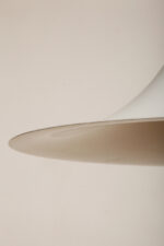 Duża (47 cm) biała metalowa jednopunktowa skandynawska lampa sufitowa/wisząca typu "Kapelusz Wiedźmy", Fog & Mørup, Dania, lata 70. - obrazek 10