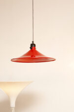 Czerwona metalowa jednopunktowa skandynawska lampa wisząca/sufitowa z czarnym uchwytem nad kloszem i czarną podsufitką, firma Decembre, Finlandia, lata 90. - obrazek 11