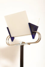 Jednopunktowa lampa połogowa "Triana" z kloszem złożonym z czterech szklanych płytek i z granatowymi półprzepuszczalnymi trójkątnymi uchwytami z tworzywa osadzonym na długim metalowym czarnym ramieniu, Postmodernizm i styl Memphis, projekt Perry King & Santiago Miranda dla Arteluce, Włochy, lata 80. - obrazek 10