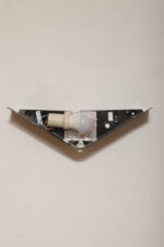 Jednopunktowa lampa ścienna/kinkiet ze szklanym płaskim mlecznobiałym kloszem w kształcie wachlarza osadzonym na metalowej czarnej podstawie, styl Memphis, Włochy, lata 80. - obrazek 29