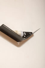 Jednopunktowa lampa ścienna/kinkiet ze szklanym płaskim mlecznobiałym kloszem w kształcie wachlarza osadzonym na metalowej czarnej podstawie, styl Memphis, Włochy, lata 80. - obrazek 28