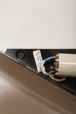 Jednopunktowa lampa ścienna/kinkiet ze szklanym płaskim mlecznobiałym kloszem w kształcie wachlarza osadzonym na metalowej czarnej podstawie, styl Memphis, Włochy, lata 80. - obrazek 27