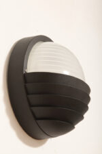 Dwupunktowa okrągła outdoorowa lampa ścienna/kinkiet ze szklanym reliefowym mlecznobiałym kloszem w czarnej w połowie ażurowej oprawie z tworzywa, firma Prisma, Włochy, lata 80/90. - obrazek 6